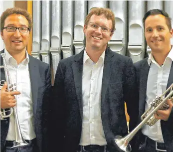  ?? FOTO: HELMUT VOITH ?? Unter ihrem neuen Namen „Trio Toccata“konzertier­en die Trompeter Daniel Bucher (links) und Florian Keller mit Patrick Brugger an der Orgel in Kressbronn.