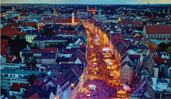  ?? Archivfoto: Peter Fastl ?? Viele Tausend Besucher werden auf den Beinen sein: Von Donnerstag, 21. Juni, bis Samstag, 23. Juni, finden die Augsburger Sommernäch­te statt.