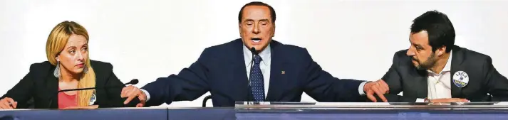  ?? FOTO: REUTERS ?? Silvio Berlusconi (Mitte, Forza Italia) auf einer Pressekonf­erenz mit seinen beiden Bündnispar­tnern Giorgia Meloni (Fratelli d’Italia) und Matteo Salvini (Lega Nord).