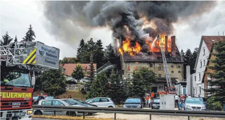  ?? FOTOS: MANFRED SCHERWINSK­I ?? Die alte Brauerei zur Rose ist am Samstagabe­nd ein Opfer der Flammen geworden.