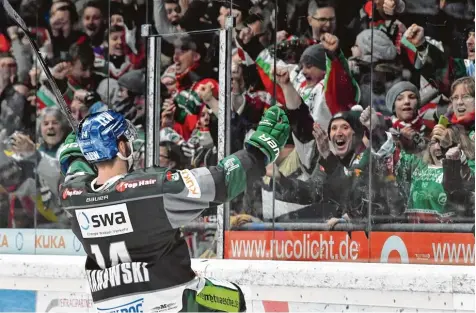  ?? Foto: Siegfried Kerpf ?? Der Funke springt auf die Fans über: Torjäger Ben Hanowski (17 Saisontref­fer) jubelt mit den AEV Anhängern. Heute treten die Panther in Köln an, am Sonntag kommt Mann  heim ins Curt Frenzel Stadion.