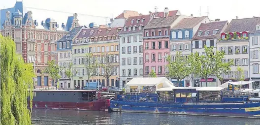  ?? DPA-BILD: DEIKE UHTENWOLDT ?? Kanalschif­fer auf der Ill – Straßburg lässt sich vom Wasser aus erkunden.
Vélhop hat 5 Läden und 20 Stationen in Straßburg, eine Stunde kostet einen Euro, ein Tag kostet 10 Euro.