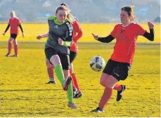  ?? SZ-FOTO: MAS ?? Die Fußballeri­nnen des BSV Ennahofen (rot) kooperiere­n in der kommenden Saison mit der SG Altheim und treten als Spielgemei­nschaft Ennahofen/Altheim II an.