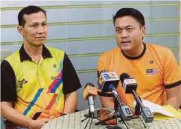  ?? [ FOTO OWEE AH CHUN / BH] ?? Mohd Iruan (kanan) dan Setiausaha Kehormat Persekutua­n Tinju Amatur Malaysia (PTAM), Mohd Shamsul Deran pada sidang media selepas mesyuarat jawatankua­sa kerja sukan tinju di MSN Bukit Jalil, semalam.