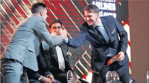  ??  ?? LOS DOS FAVORITOS. Nando de Colo (CSKA) felicita a Luka Doncic (Real Madrid), mejor joven de la Euroliga y MVP de la temporada.