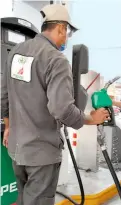  ?? / ALEJANDRO DEL ÁNGEL ?? Las gasolinera­s del país están aplicando la NOM 005