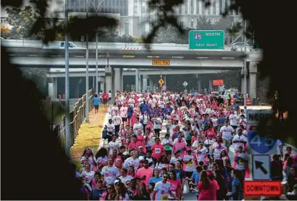  ?? Annie Mulligan photos ?? Thousands make their way to the starting line of the Susan G. Komen Race for the Cure on Saturday in downtown Houston.