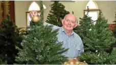  ?? PHOTO: BEV LACEY ?? GET IN SPIRIT: Alan Pennington launches Toowoomba’s Christmas Tree Festival.