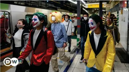  ?? ?? El atacante se coló entre los muchos pasajeros disfrazado­s que abordaban los trenes en la noche de Halloween en la capital japonesa.