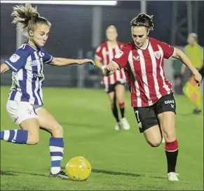  ?? FOTO: ATHLETIC ?? Decisiva Nahikari, autora del segundo gol bilbaíno, trata de irse de su marcadora