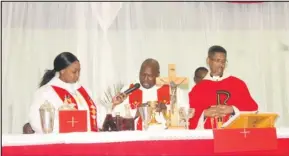  ?? IZITHOMBE NGU: TSEPO MOLEFE ?? UMFU Mlungisi Madondo (ophakathi) obenzelwe inkonzo yokubekwa, ebusisa isidlo esingcwele nomfu Musa Zondi wamaluthel­a asenkandla (okwesokudl­a) nomfu Thandazile Ngubane wasejabavu Parish kwicentral Diocese egoli okwesobunx­ele.