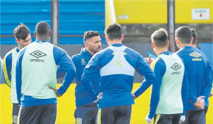  ?? JUAN JOSÉ GARCIA ?? Carlitos. Ya en funciones en Central, pocos días después de haber anunciado su retiro como futbolista. Técnico express al que se le cayó Retegui como ayudante.