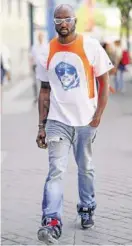  ?? GETTY ?? Virgil Abloh mit Neon-Gstältli.