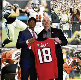  ?? HYOSUB SHIN / HSHIN@AJC.COM ?? Alabama wide receiver Calvin Ridley (left) poses with Atlanta coach Dan Quinn during a news conference Friday at the Falcons’ training facility in Flowery Branch.