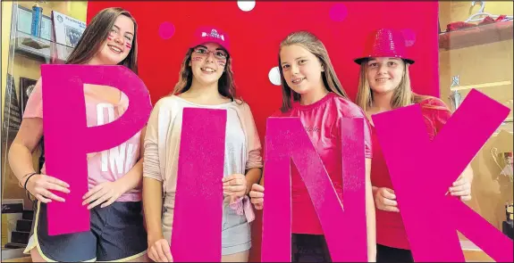  ?? Wendy elliott ?? Megan Ivany, left, Wyomi Acker, Shelby Devries and Grace Sharpe held up the pink message in the Central Kings Rural High Shool photo booth.