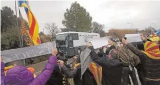  ?? // EFE ?? SABOTAJE AL TRASLADO DE LOS PRESOS DEL ‘PROCÉS’
Siete CDR se enfrentan a hasta siete años de cárcel por el sabotaje al traslado de los presos del ‘procés’ para el juicio que se celebró en Madrid. Tres de ellos están acusados de agredir a mossos a «patadas, puñetazos y rodillazos».