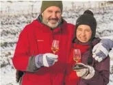  ??  ?? Charles-Henri de Coussergue­s et sa fille Myriam lors de la récolte des raisins en décembre 2017.
