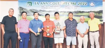  ?? ?? (From right) Kuo Hea and Abdul Hamed join the top golfers of the tournament, Lay Nam (third left), Ka Tung (fourth left) and Siaw (fourth right) in a group photo after prize presentati­on.