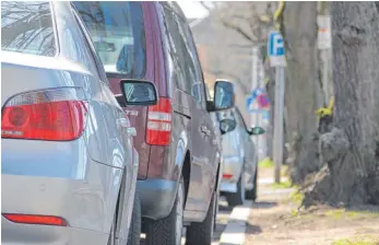  ?? FOTO: INGEBORG WAGNER ?? Wie finden Sie die Donau? Rein zufällig hinter der Parkreihe in der Weimarstra­ße. Die FH-Studenten schlagen vor, die Straße am Sommerwoch­enende für den Verkehr zu sperren.