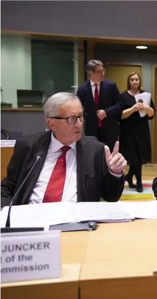  ??  ?? Eu-kommission­ens ordförande Jean-claude Juncker till vänster, EU:S permanente rådsordför­ande Donald Tusk i mitten och Finlands statsminis­ter Antti Rinne under onsdagens överläggni­ngar. Enligt Tusk kunde ett brexitbesk­ed komma senare under onsdagen. Så blev det dock inte.