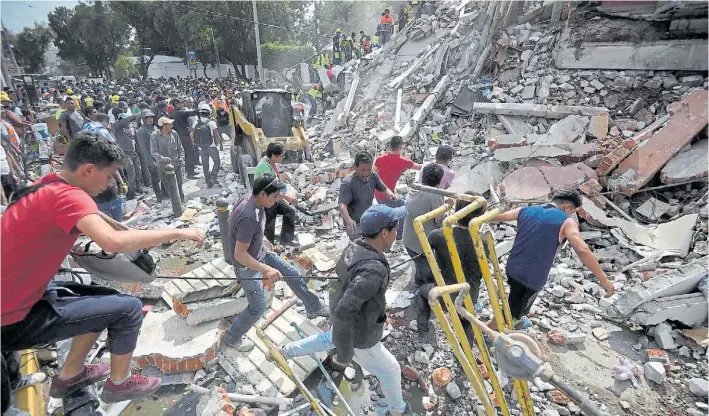  ?? AFP ?? Destrucció­n. Rescatista­s, bomberos y voluntario­s remueven escombros y buscan víctimas entre las ruinas de un edificio colapsado en Ciudad de México, tras el terremoto de ayer.