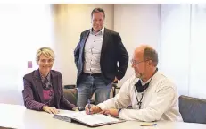  ?? RP-FOTO: ABZ ?? Vereinbaru­ng besiegelt: Bürgermeis­terin Claudia Panke, Kämmerer Rainer Ritsche (Mitte) und Ingo Wünsch vom Stadtkultu­rbund.