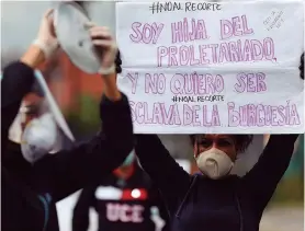  ??  ?? PROTESTAS. Estudiante­s de la Universida­d Central protestaro­n esta semana frente a los recortes. Aún no se define cómo se aplicarán.