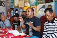  ?? ?? VIDULFO Rosales y padres de los normalista­s, ayer, en conferenci­a en la Normal de Ayotzinapa.