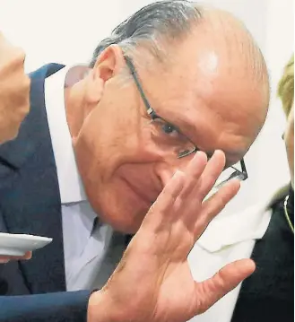  ?? ANDRE DUSEK / ESTADÃO ?? Executiva. Alckmin deixa reunião do PSDB em Brasília que discutiu calendário de prévias