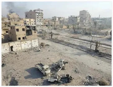  ??  ?? Smoke billows from the eastern Syrian city of Deir Ezzor during an operation by Syrian regime forces against Daesh on Friday. (AFP)