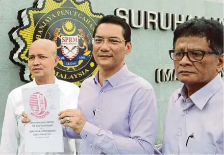  ?? PIC BY ABD RAHIM RAHMAT ?? Jaringan Melayu Malaysia president Datuk Azwanddin Hamzah showing the documents submitted to MACC in Putrajaya yesterday.