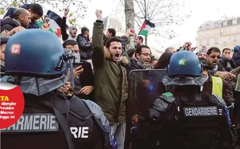  ??  ?? ANGGOTA polis mengawal bantahan aktivis di Paris sempena lawatan Netanyahu ke Perancis.