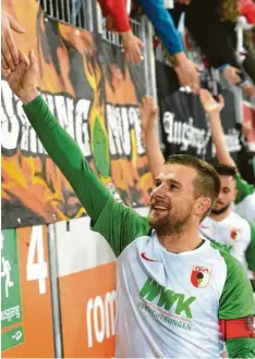  ?? Fotos (4): Ulrich Wagner ?? Daniel Baier nimmt Abschied: Am Dienstag verkündete der ehemalige Kapitän des FC Augsburg, dass er seine Spielerkar­riere beendet.