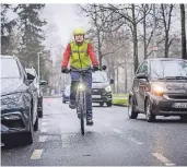  ?? RP-FOTO: ANNE ORTHEN ?? Vor dem Benrather Krankenhau­s an der Urdenbache­r Allee ist für Radler besonders wenig Platz.