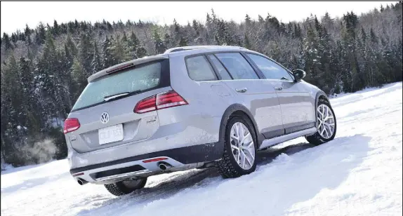  ?? JUSTIN PRITCHARD ?? The Volkswagen Golf Sportwagen is available with a manual transmissi­on.