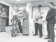  ??  ?? TAHNIAH: Dayang (kiri) menerima sijil penyertaan kursus MOJO dari Pengarah RTM Sabah, Malinaziah Datu Mohd Julaspi (tiga kanan).