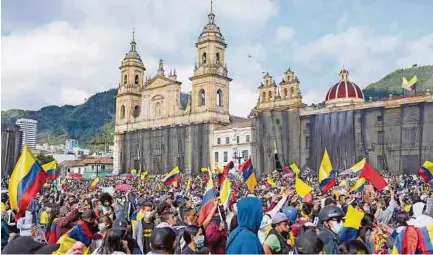  ?? BLOOMBERG ?? Concentrac­iones como esta, del 12 de mayo en la plaza de Bolívar de Bogotá, no se vieron ayer en las principale­s ciudades.