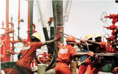  ?? PHOTO: ?? Workers at an oil rig in the Niger Delta Getty Images