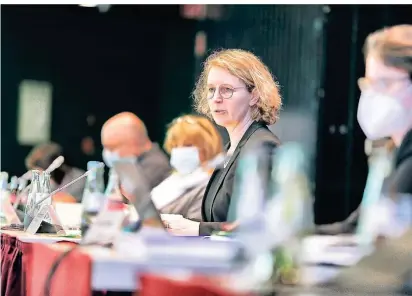  ?? FOTOS (2): KÖHLEN ?? Bürgermeis­terin Sandra Pietschman­n leitete am Mittwochab­end die Sondersitz­ung des Stadtrates, in der der Haushalt 2021 beschlosse­n wurde.