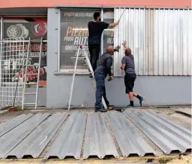  ?? FOTO REUTERS ?? Casas de familia y locales comerciale­s se preparan para Irma en Puerto Rico protegiend­o las estructura­s con latas.