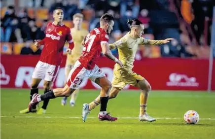  ?? FCB ?? Luismi Cruz se intenta escapar del marcaje de Joan Oriol en una acción de un partido en el que el Barça Atlètic fue de menos a más y no le dio la reacción para puntuar ante un rival más metido en el juego
//