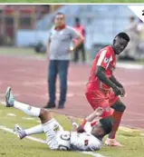  ?? ?? 2 (2) El extremo Michaell Chirinos cae sobre la banda ante un forcejeo con un futbolista de la Real Sociedad.