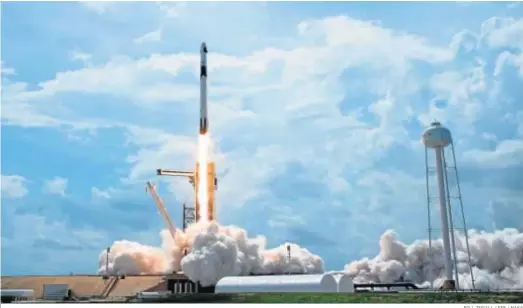  ?? BILL INGALL / EFE / NASA ?? El cohete ‘SpaceX Falcon 9’ que transporta la nave espacial ‘Crew Dragon’ durante su despegue este pasado sábado en Cabo Cañaveral (Florida).