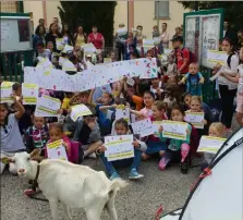  ?? (Photo A.D.S) ?? L’école reste mobilisée contre la fermeture d’une classe en primaire. Hier matin, des oies, des poules et des chèvres ont été disposés devant l’entrée de l’école avec le slogan «On est pas du bétail !».