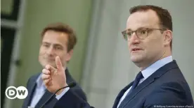  ??  ?? Gesundheit­sminister Jens Spahn (rechts) und Google Deutschlan­d-Chef Philipp Justus im November 2020