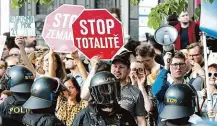  ?? FOTO MAFRA – P. TOPIČ ?? Lidi protestují­cí proti SPD policisté z místa akce vytlačili