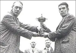  ??  ?? George Duncan (right) receiving the winner’s trophy