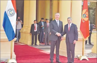  ??  ?? Mario Abdo Benítez saluda a su homólogo de Montenegro Milo Djukanovic (izq.), ayer en Palacio de López. El mandatario europeo realizó una histórica visita a Paraguay.