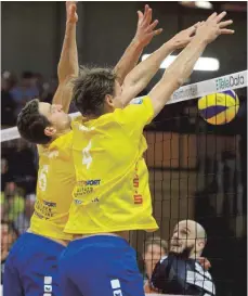  ?? FOTO: GKR ?? Der Mimmenhaus­ener Block steht: Zweitliga- Volleyball­er Christian Pampel ( 4) steuert mit seiner Mannschaft den Klassenerh­alt an.