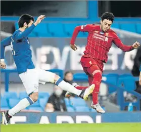  ?? FOTO: AP ?? Alex Oxlade-Chamberlai­n entró en la segunda mitad en el derbi de Liverpool